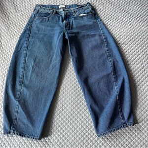 Abercrombie & Fitch Mid Rise Barrel Jeans 
(med wash)